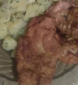 Palacsintatésztában sült csirkemell hagymás-zöldpetr